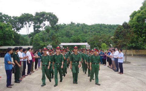 Cán bộ nhân dân các dân tộc xã Phùng Giáo đón nhận Cán bộ, chiến sỹ Trung đoàn 3, Sư đoàn 324 hành quân dã ngoại làm công tác dân vận tại địa phương